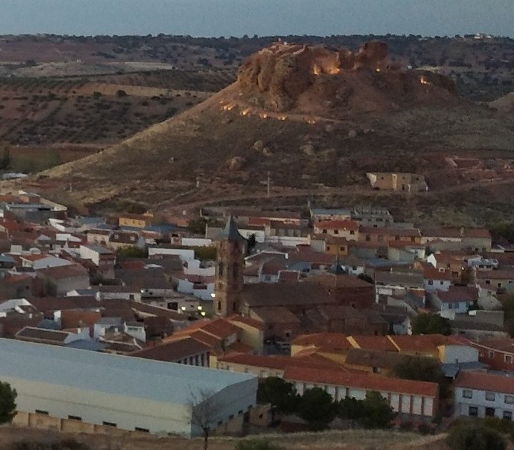 Vista de Montiel (Ciudad Real), con el castillo y la iglesia