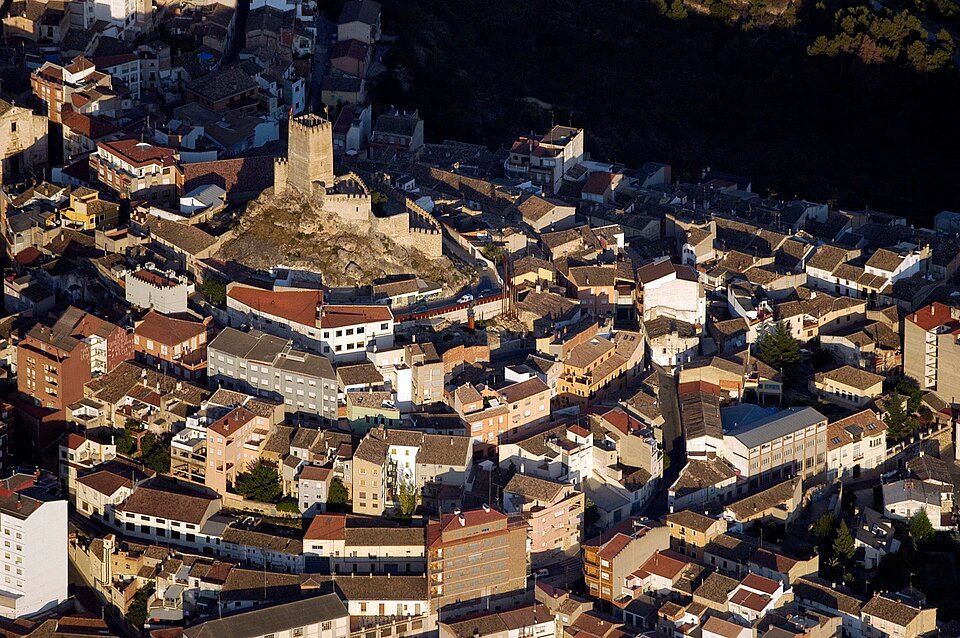 Panorámica de Banyeres de Mariola con su castillo