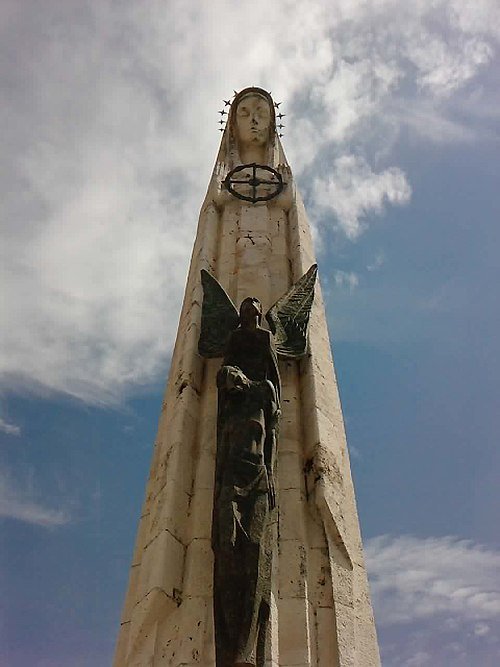 Estatua de la Virgen de la Cabeza junto a la basílica en Andújar (Jaén)