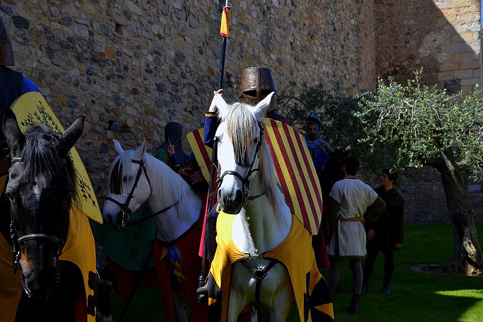 Caballeros a caballo en la Setmana Medieval de Montblanc (Sant Jordi)