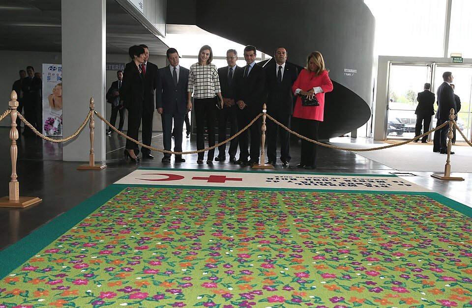 Alfombra de serrín de Elche de la Sierra (Albacete) en un acto con la Reina Letizia.