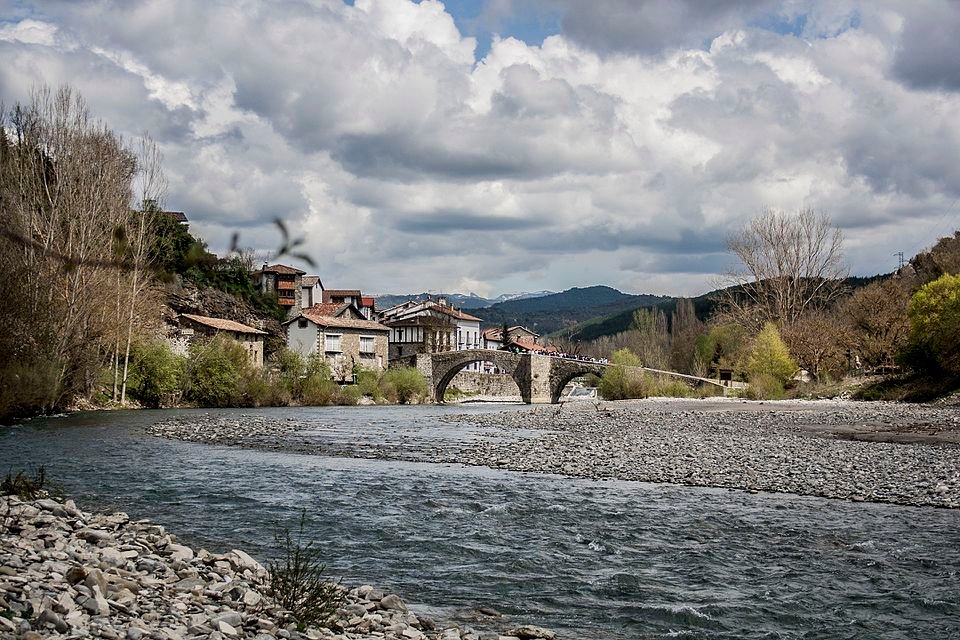 Puente medieval de Burgui (Navarra) sobre el río Esca
