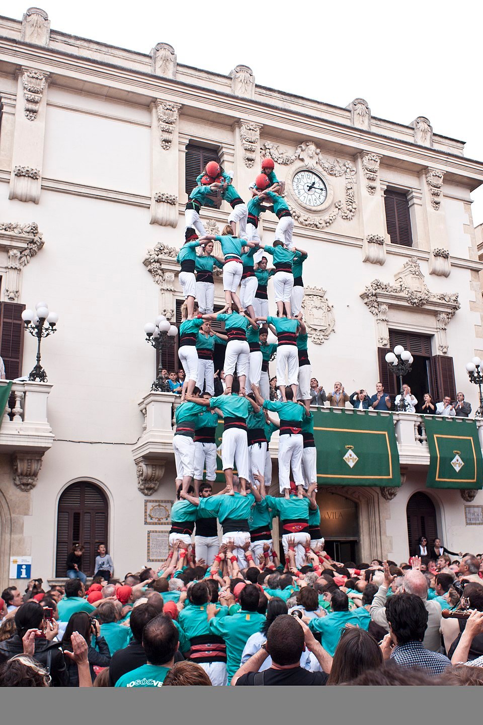 Castell humano 7 de 8 en las Fires de Maig de Vilafranca del Penedès (2012)