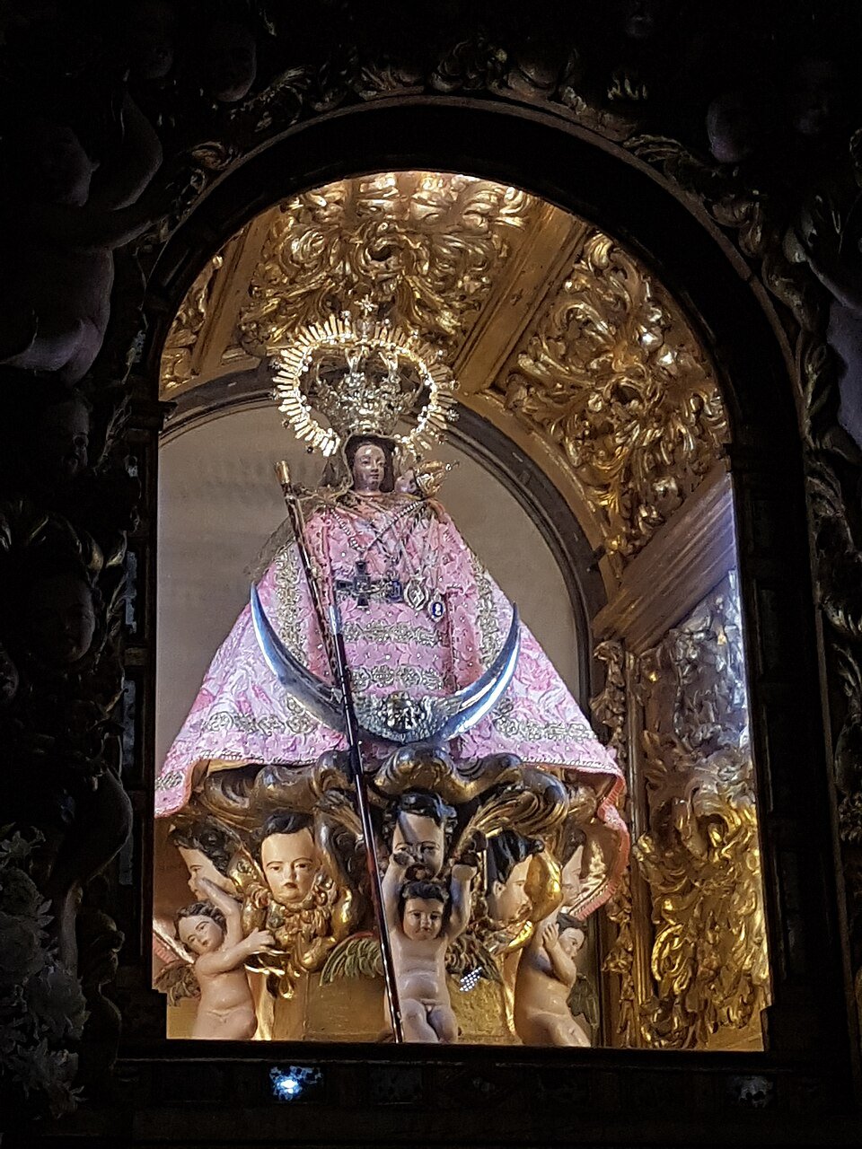 Virgen de la Montaña (Cáceres) con manto rosa