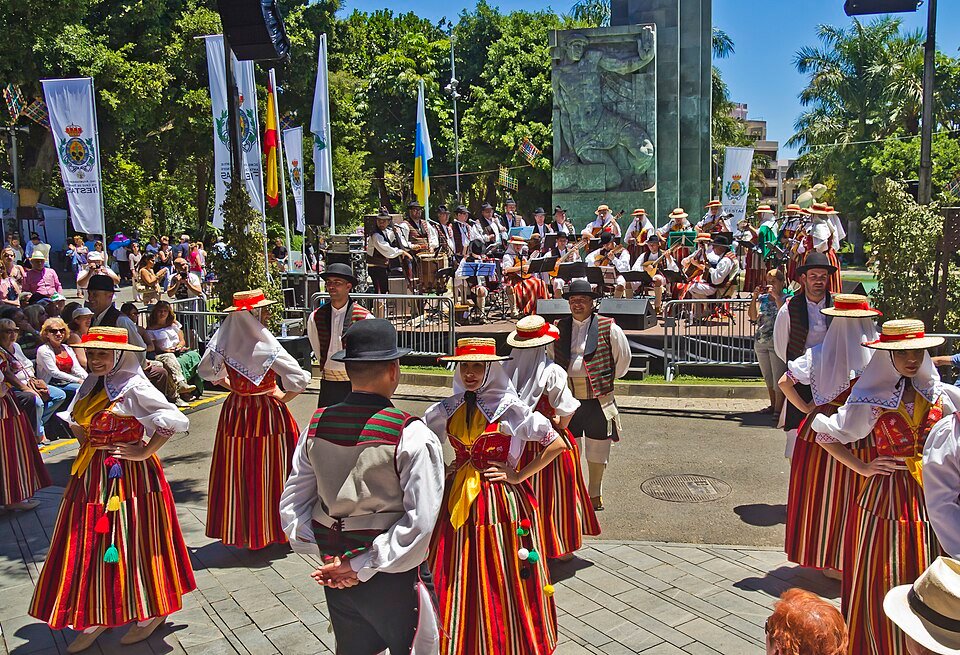 Grupo folclórico Tajaraste en las Fiestas de Mayo, Parque García Sanabria (Santa Cruz de Tenerife)