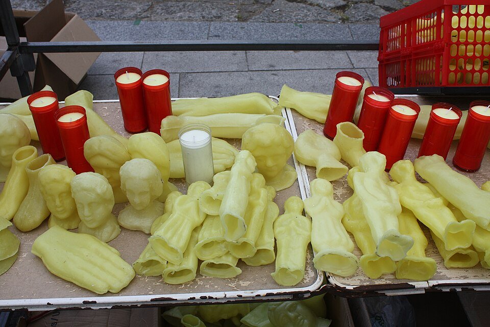 Exvotos a la venta para la fiesta de Santa Rita en Vilagarcía de Arousa (Pontevedra)