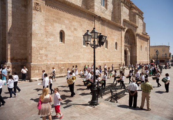 Vista de calle en Yepes (Toledo) durante una procesión (30/07/2013)