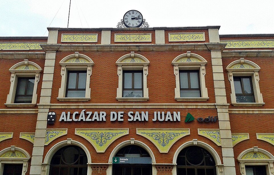 Fachada de la estación de Alcázar de San Juan (Ciudad Real).