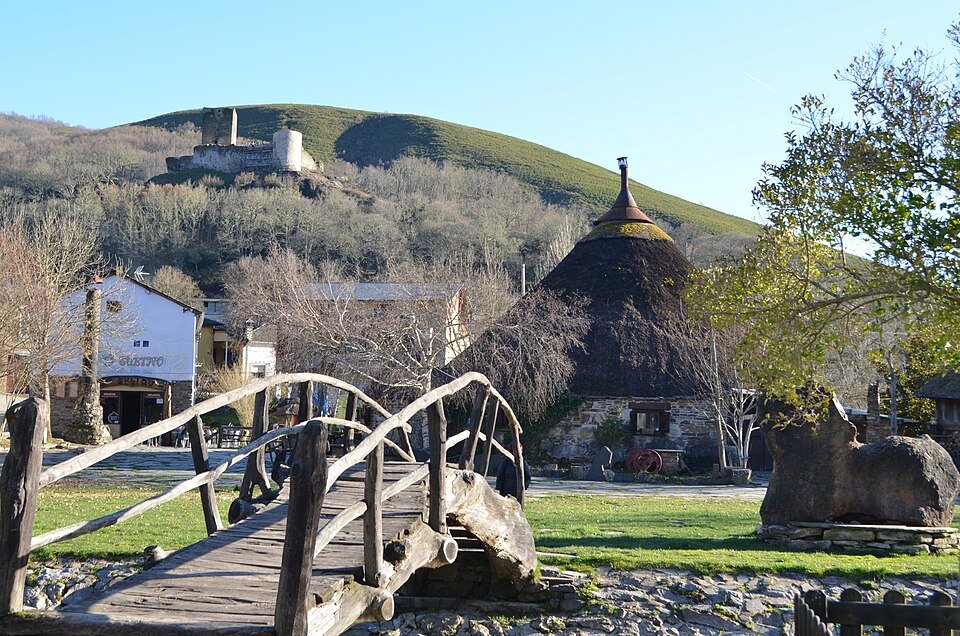 Palloza y castillo de Balboa (León)