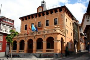 Plaza y Ayuntamiento de Tineo, Asturias, fotografía de contexto del municipio