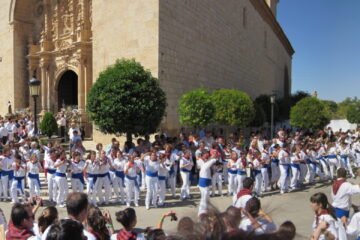 Danzantes del Baile de San Roque en Calamocha en una fotografía histórica de agosto de 2011