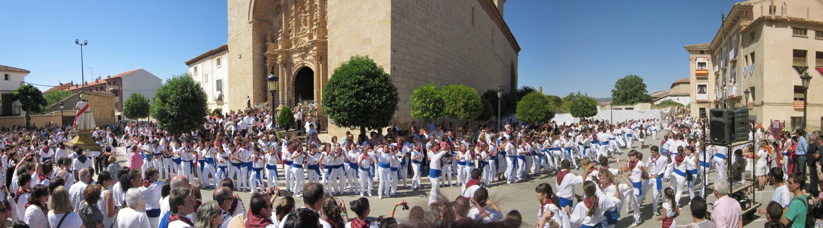 Danzantes del Baile de San Roque en Calamocha en una fotografía histórica de agosto de 2011