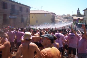 Multitud durante la Batalla del Clarete de San Asensio en una fotografía histórica de 2009