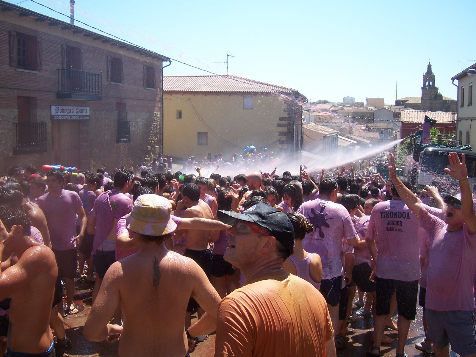 Multitud durante la Batalla del Clarete de San Asensio en una fotografía histórica de 2009