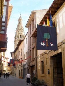 Calle Mayor de Santo Domingo de la Calzada, escenario del mercado tradicional