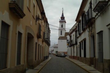 Calle de Villanueva del Ariscal con la iglesia de Santa María de las Nieves al fondo