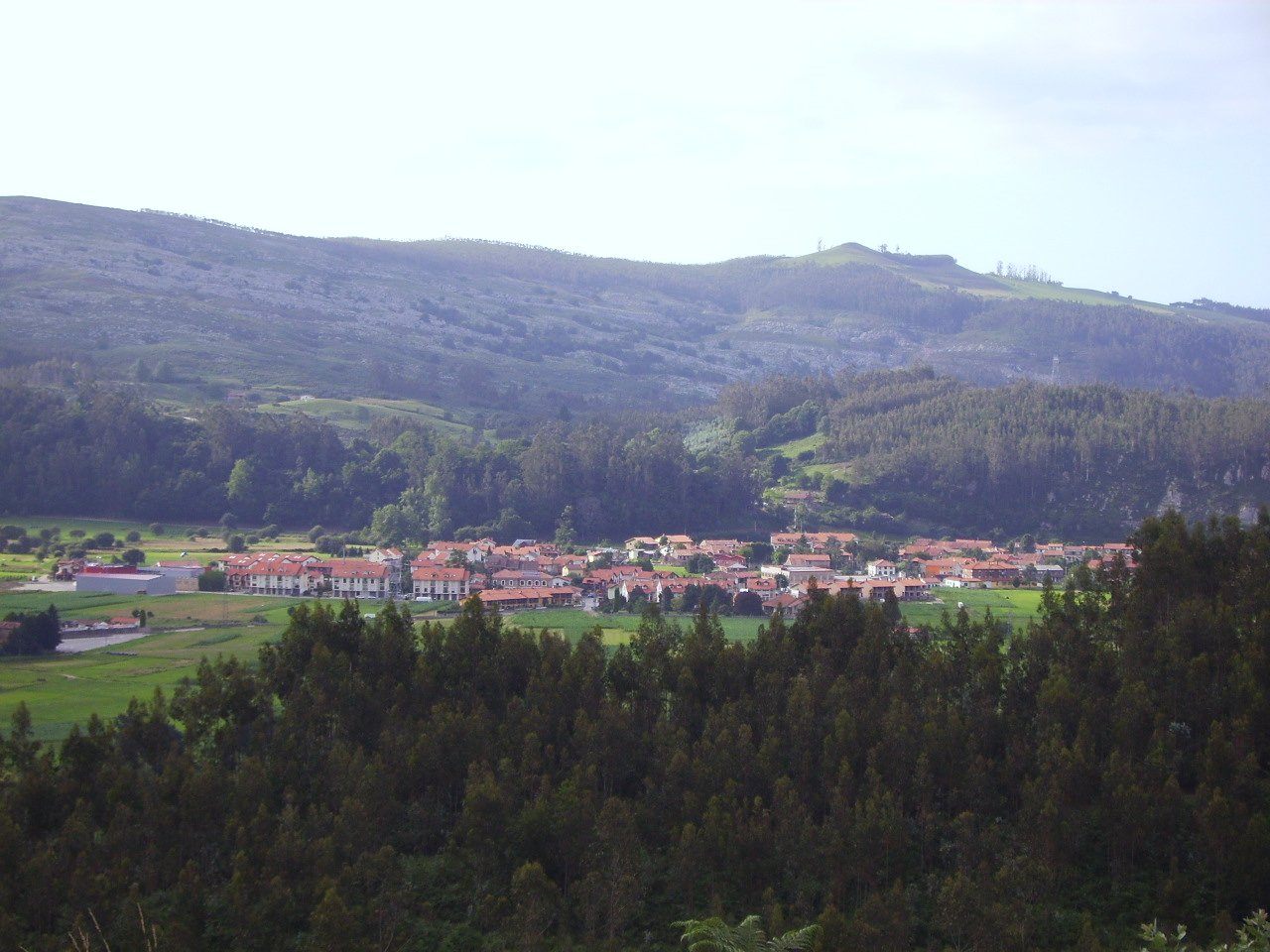 Vista del pueblo de Casar de Periedo en el municipio de Cabezón de la Sal