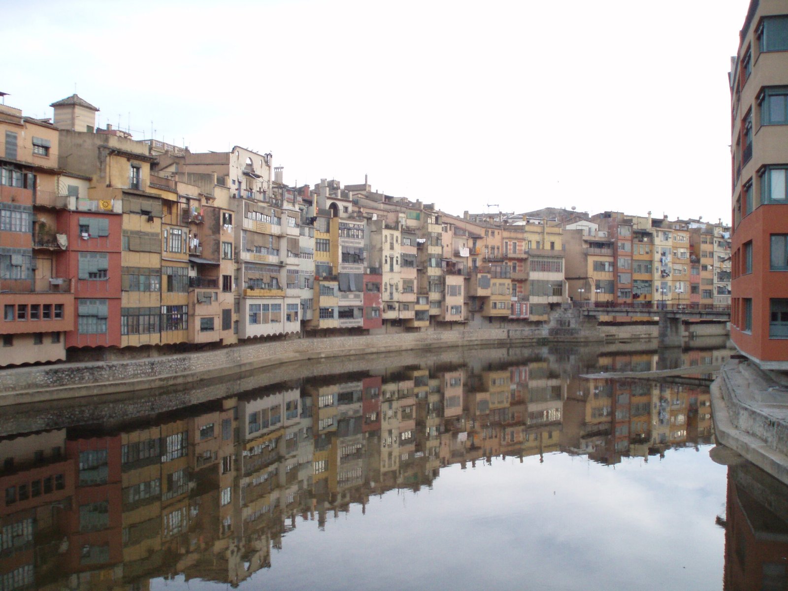 Fiestas en la provincia de Girona 1 Casas de colores del río Onyar, Girona