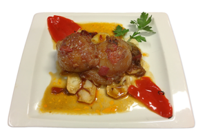 Plato tradicional de cebollas rellenas asturianas