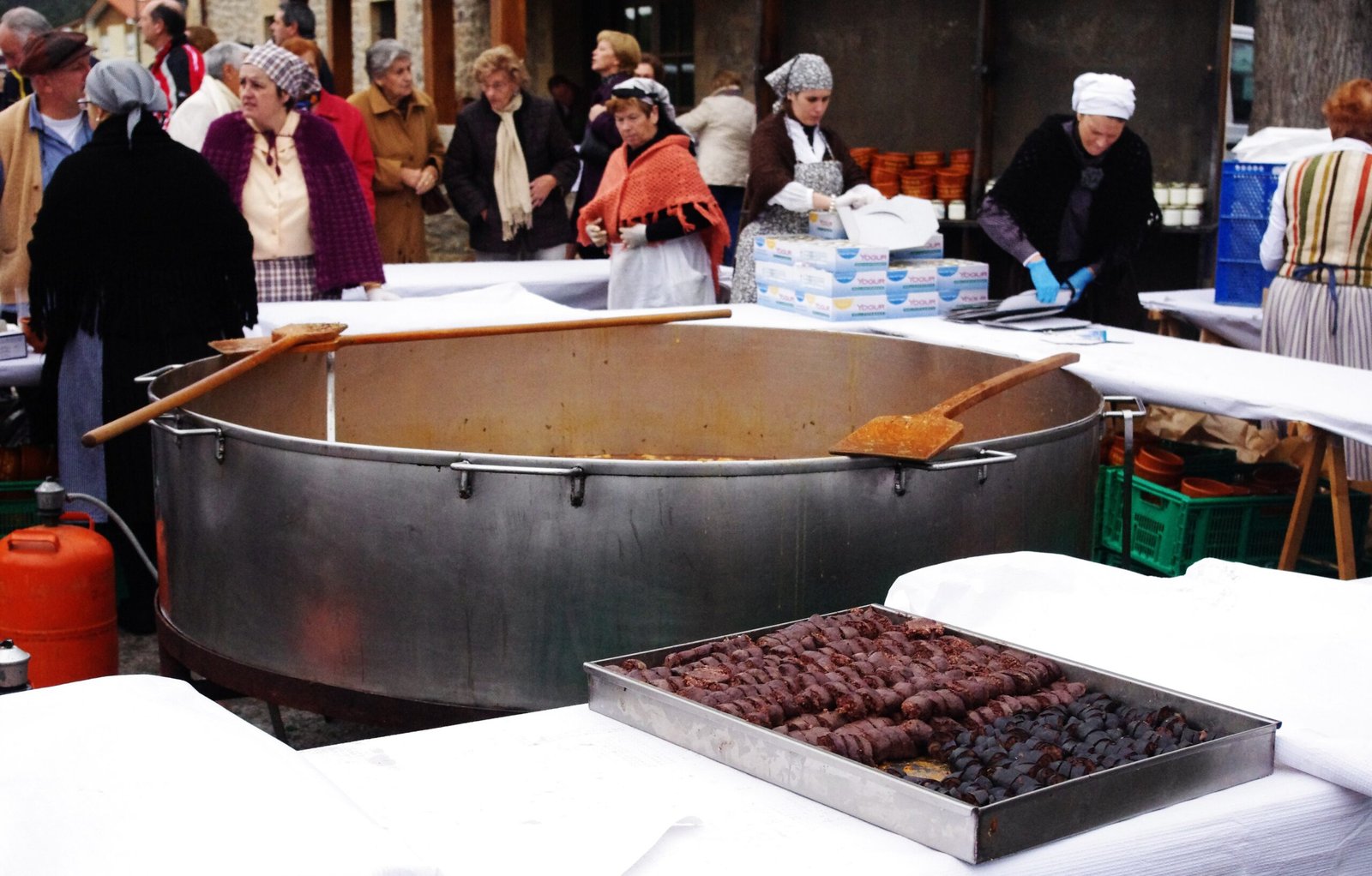Cocido montañés servido en la Feria de la Alubia de Casar de Periedo en 2010