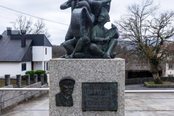 Escultura dedicada a los gaiteros de Soutelo de Montes, en Forcarei