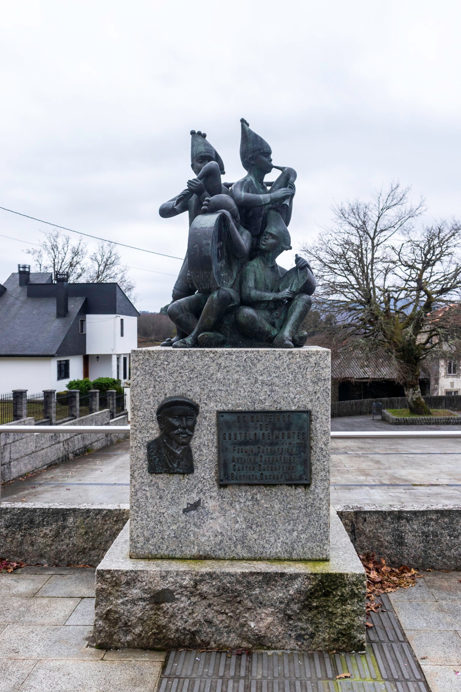 Escultura dedicada a los gaiteros de Soutelo de Montes, en Forcarei