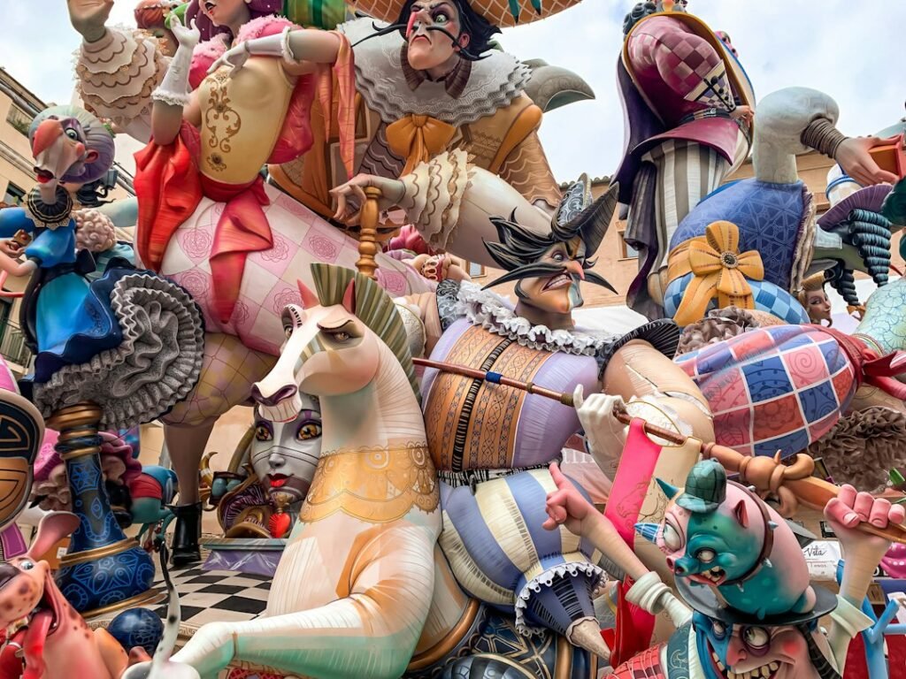 Monumento fallero con figuras durante las Fallas de Valencia