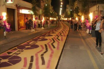 Alfombras y ornamentación de la Carretera Nova de Alcanar durante las Quinquenales de 2009