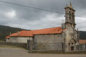 Iglesia parroquial de Cesullas, entorno de la romería de San Fins do Castro