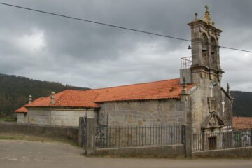 Iglesia parroquial de Cesullas, entorno de la romería de San Fins do Castro