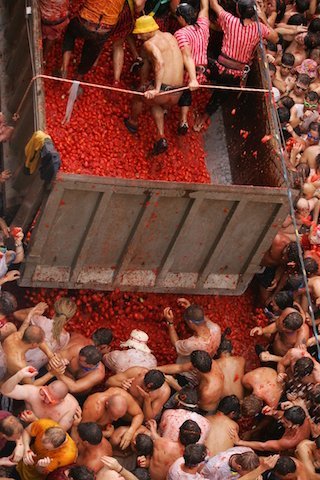 Batalla de tomates en la Tomatina de Buñol