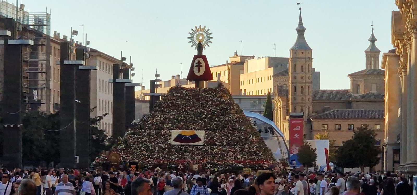 Otra vista de la Ofrenda de Flores de Zaragoza 2026