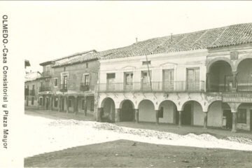 Plaza Mayor y Ayuntamiento de Olmedo en una postal histórica de archivo