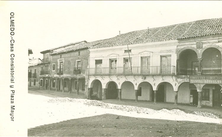Plaza Mayor y Ayuntamiento de Olmedo en una postal histórica de archivo