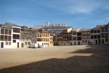 Plaza del Coso y castillo de Peñafiel en una fotografía de archivo anterior a las fiestas de 2026