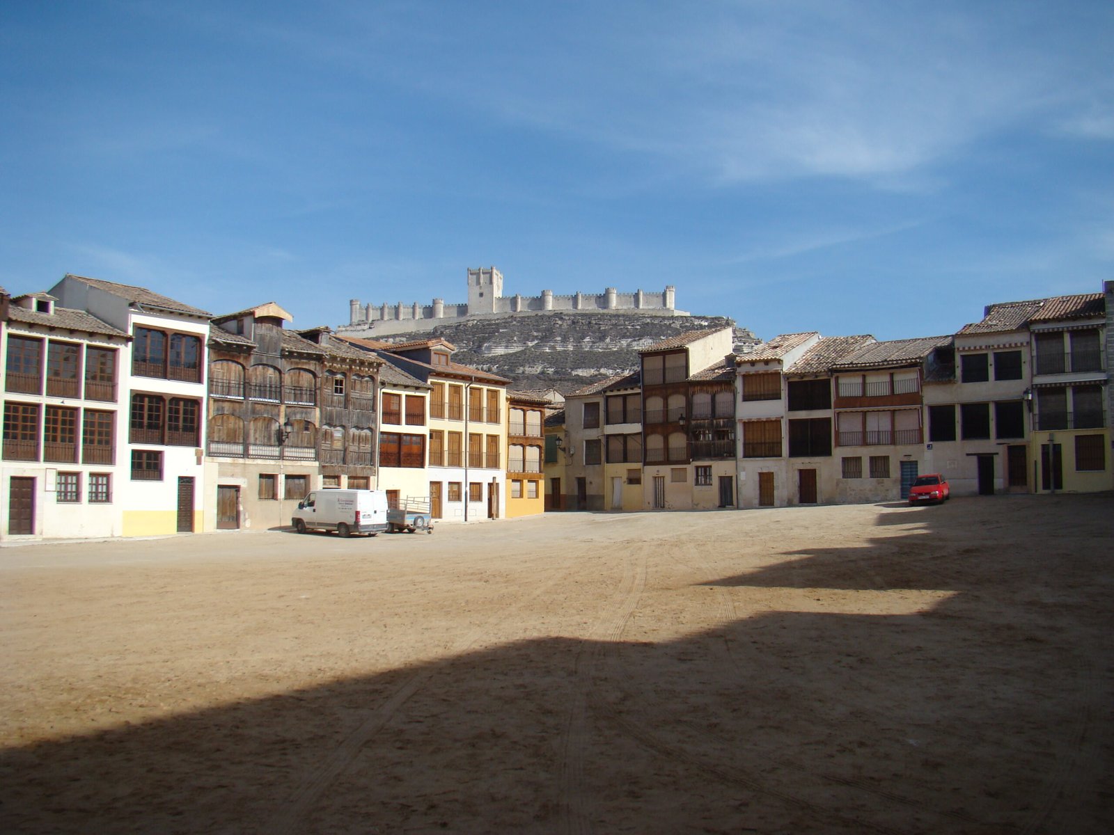 Plaza del Coso y castillo de Peñafiel en una fotografía de archivo anterior a las fiestas de 2026