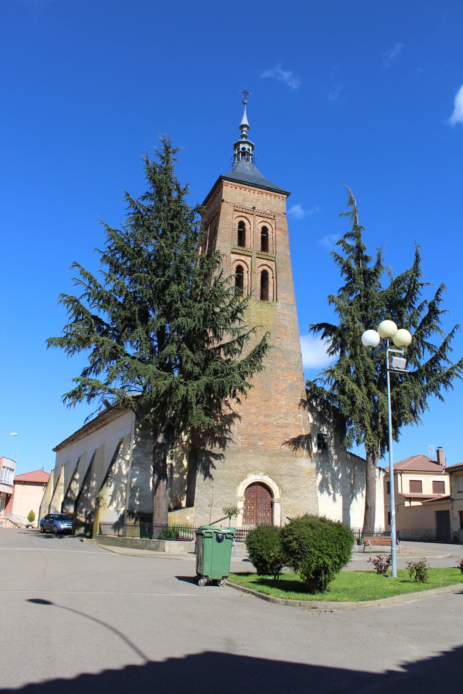 Plaza e iglesia de Fresno de la Vega, León