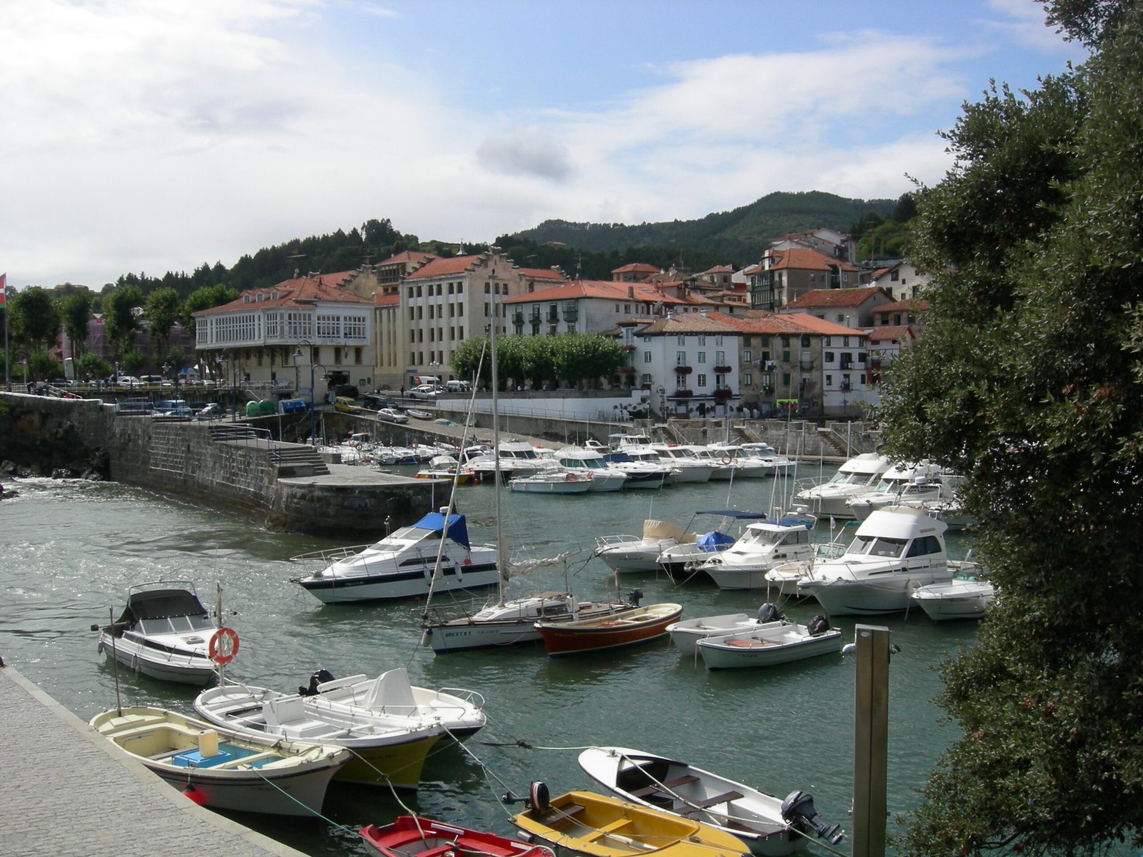 Puerto de Mundaka, Bizkaia, escenario del ambiente marinero de San Pedro