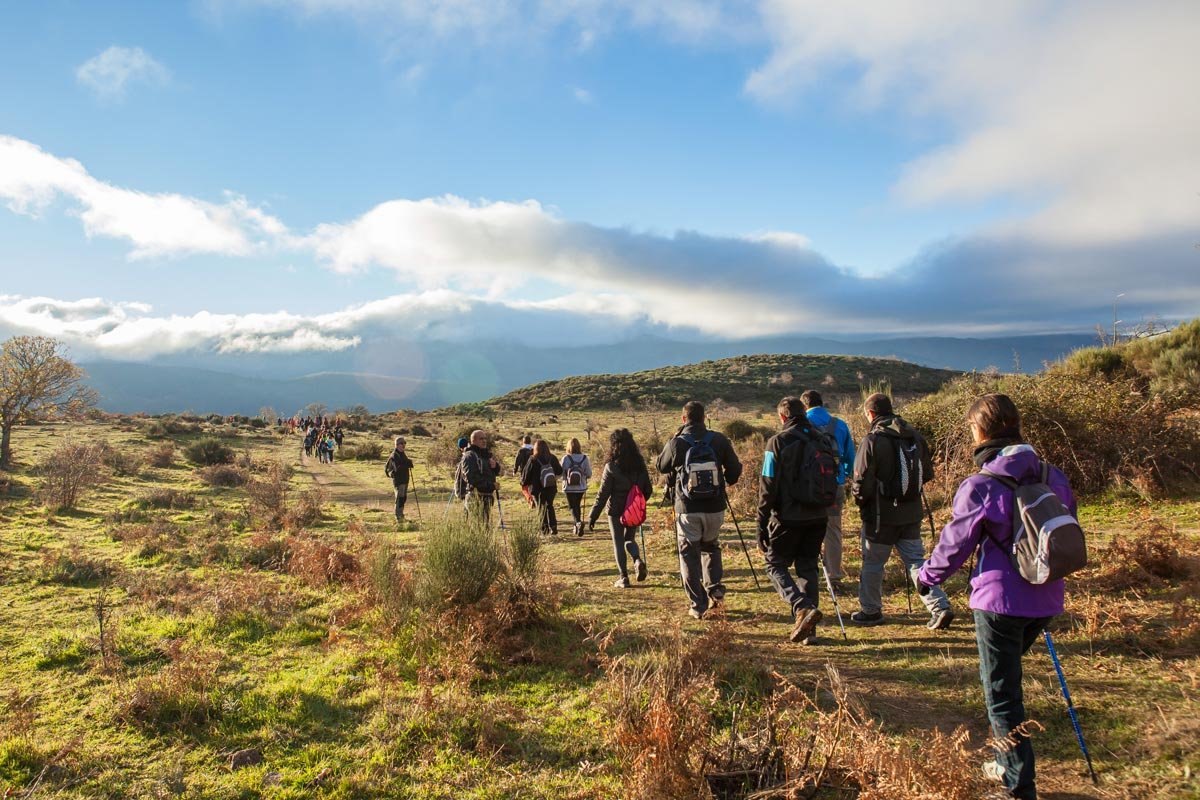 Participantes recorriendo un sendero del Otoño Mágico en el Valle del Ambroz