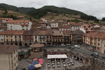 Vista panorámica de Potes en Cantabria desde la Torre del Infantado