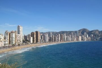 Fiestas Mayores Patronales de Benidorm 2026: fechas y programa 24 Vista de la playa de Levante en Benidorm