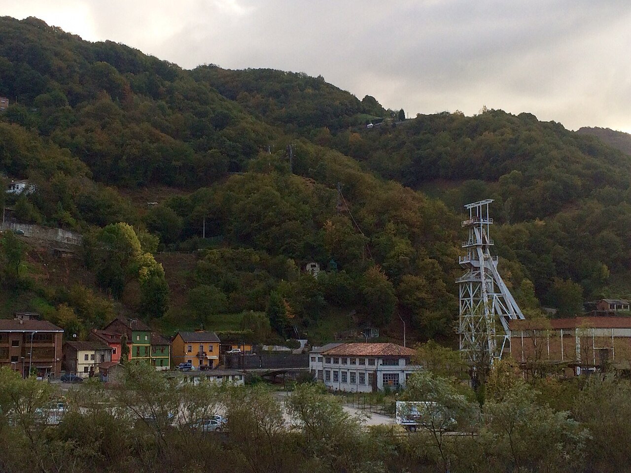 Instalaciones históricas del Pozo San Antonio en Moreda de Aller, Asturias