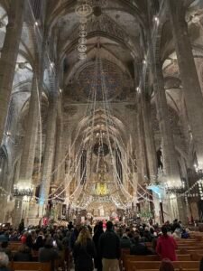 Interior de la Catedral de Palma decorada en Navidad