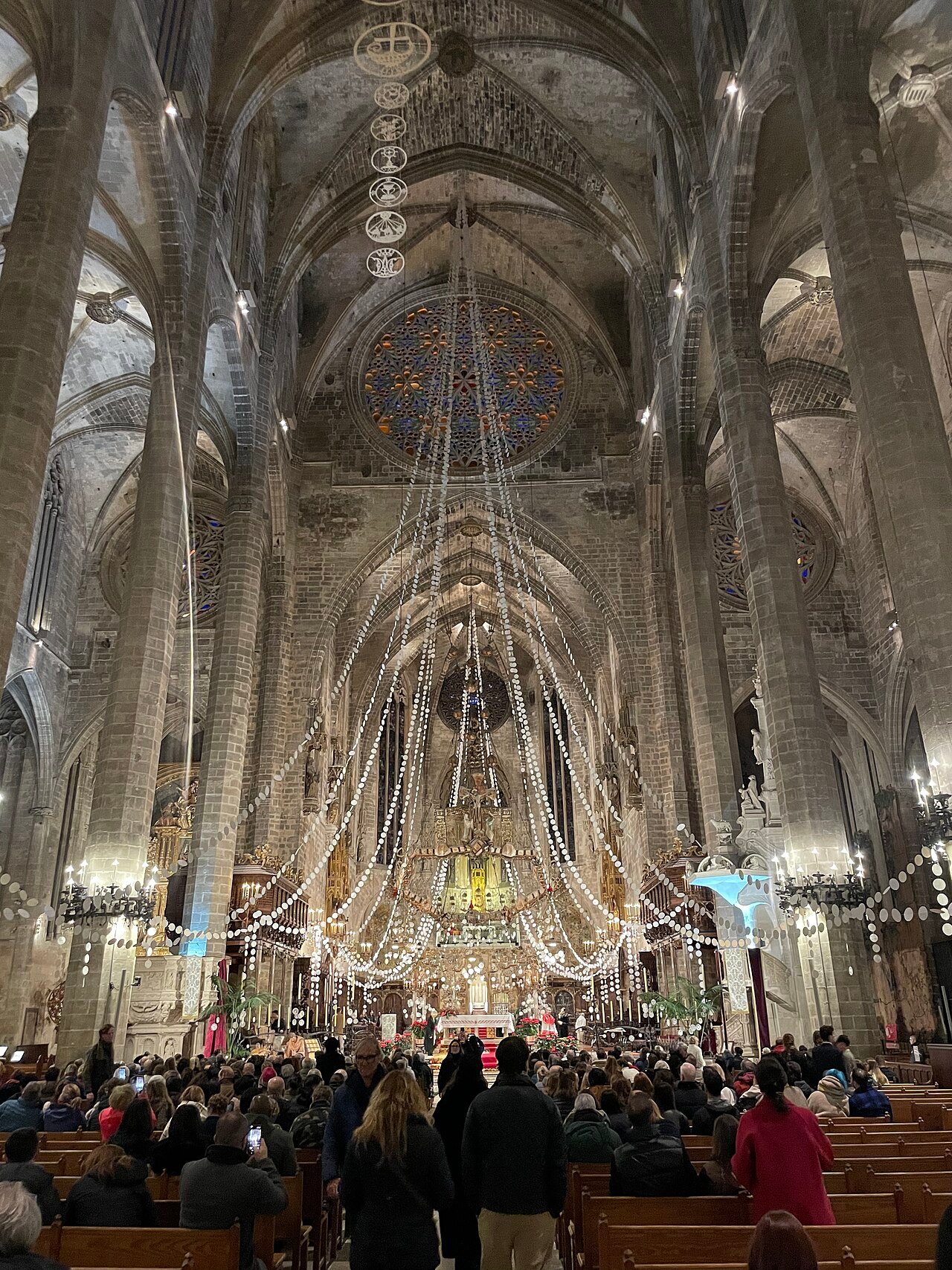 Interior de la Catedral de Palma decorada en Navidad