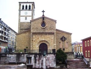 Iglesia de San Bartolomé en el centro de Nava, Asturias