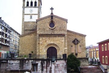 Iglesia de San Bartolomé en el centro de Nava, Asturias