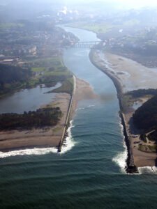 Vista aérea de la desembocadura de la ría de Navia en Asturias