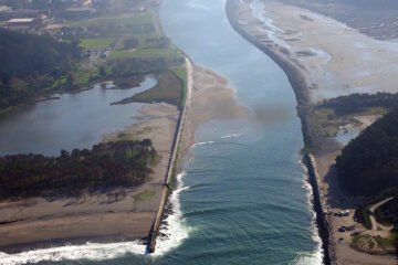 Descenso a nado de la Ría del Navia 5 Vista aérea de la desembocadura de la ría de Navia en Asturias