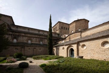 Interior del claustro de la Catedral de San Pedro de Jaca, Huesca