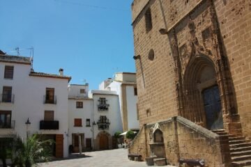 Hogueras de San Juan en Jávea 1 Plaza de la Iglesia en el casco antiguo de Xàbia, Alicante